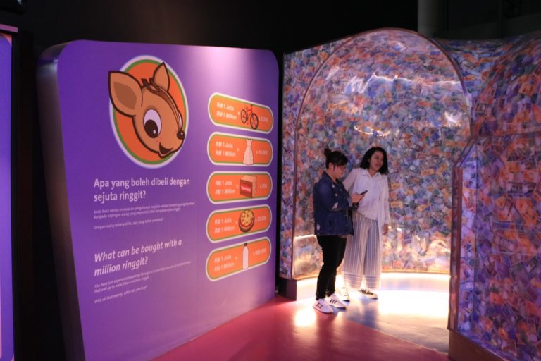 進入兒童廳前的百萬隧道（余佩軒∕攝）