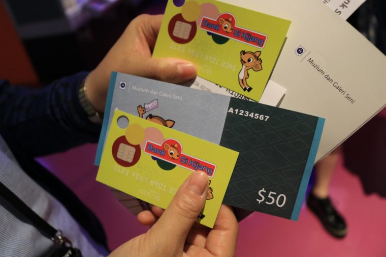 虛擬金融卡、貨幣與明細表（余佩軒∕攝）